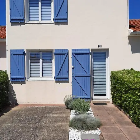 Ferienhaus Splendid House With Patio Close To The Sea!